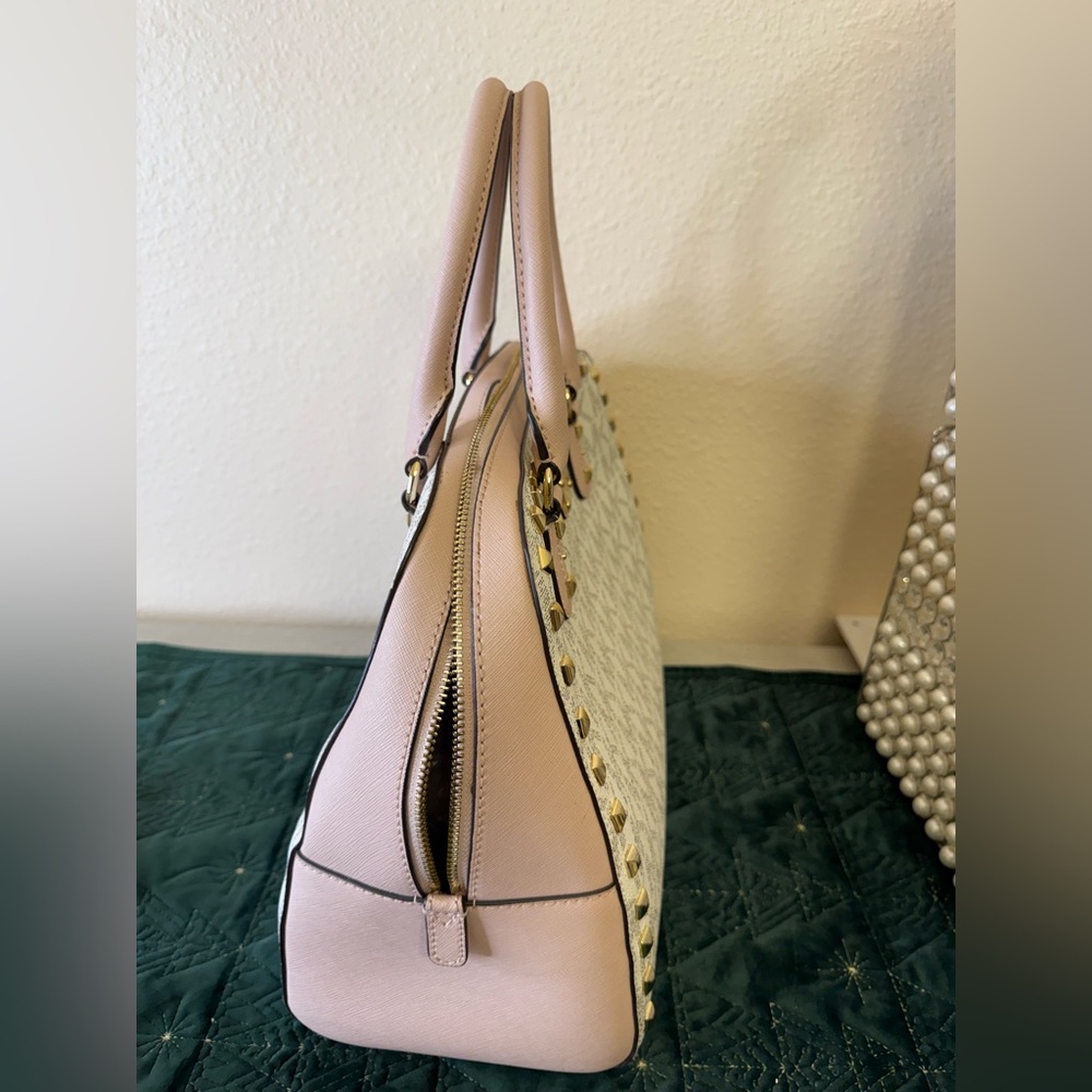 BARELY USED ………. MICHAEL KORS SIGNATURE PRINTED LARGE SATCHEL BAG w/WALLET - Picture 4 of 9